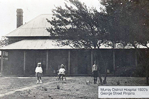 Black and white photo from 1924 of the exterior of the Murray District Hospital in George St, Pinjarra